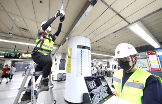 LG유플러스 직원들이 잠실역에서 지능형CCTV를 설치하고 관제실에서 영상을 지켜보고 있다. LG유플러스 제공